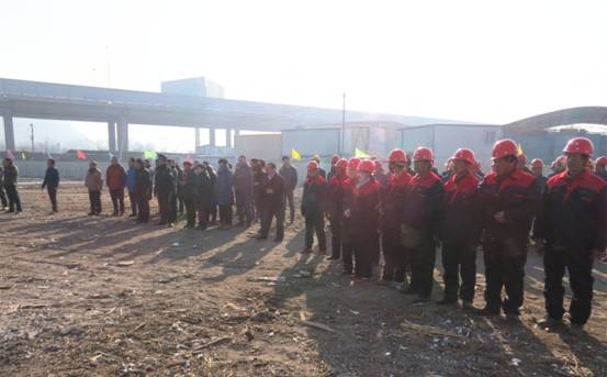 揚(yáng)鞭策馬喜圓發(fā)展夢，萬眾一心共筑新長城